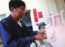 朔州一些企业把陶瓷制作成艺术品。图为大师李增平在精雕产品