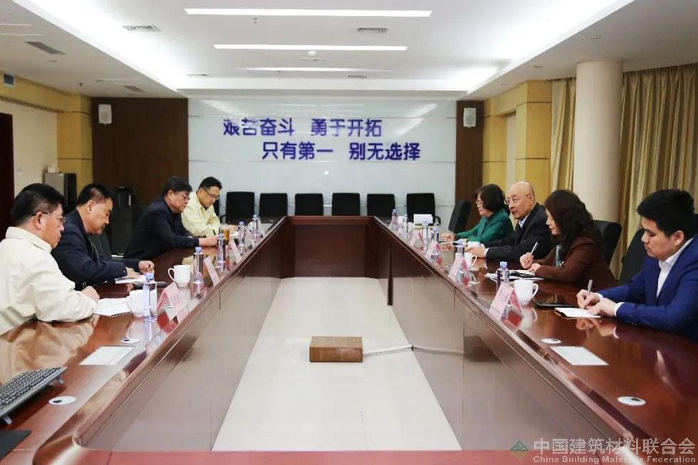 阎晓峰充分肯定金晶集团在助力建材行业绿色低碳安全高质量发展中作出的贡献